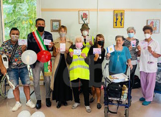 Massa Lombarda: il sindaco Bassi con parte della giunta celebra la festa dei nonni alla casa protetta M. Geminiani