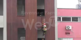 Il castello di manovra dei Vigili del Fuoco si colora di verde per la sindrome Pans-Pandas