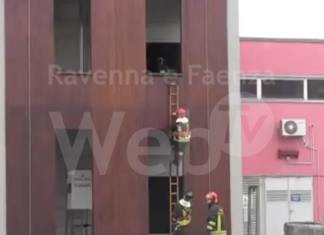 Il castello di manovra dei Vigili del Fuoco si colora di verde per la sindrome Pans-Pandas