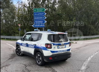 Camion ribaltato: provinciale Naviglio bloccata per due ore