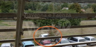 Travestito da runner ripulisce le auto dei podisti: 36enne denunciato dalla Polizia Locale