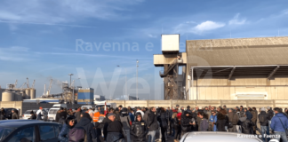 Porto, sit-in dei lavoratori contro il Green Pass: “Provvedimento discriminatorio, lavorare è un diritto”