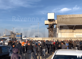 Porto, sit-in dei lavoratori contro il Green Pass: “Provvedimento discriminatorio, lavorare è un diritto”