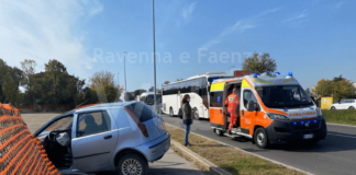 Incidente stradale in via Faentina: un’auto finisce fuori strada