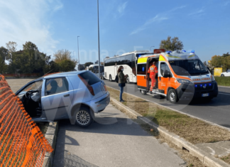 Incidente stradale in via Faentina: un’auto finisce fuori strada