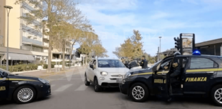 Milano Marittima, minaccia il gestore di uno stabilimento balneare per ottenere denaro: arrestato 25enne