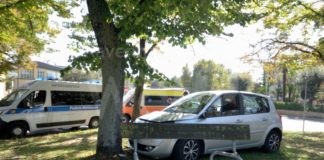 Auto senza controllo in Piazza Caduti sul Lavoro: investito un uomo mentre era seduto su una panchina