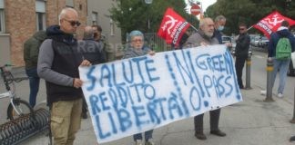 Protesta del Collettivo Autonomo Ravennate davanti all’ospedale