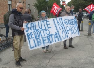 Protesta del Collettivo Autonomo Ravennate davanti all’ospedale
