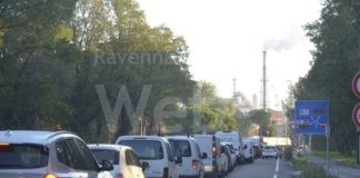 Green Pass sui luoghi di lavoro: lunga coda di veicoli al polo chimico per i controlli