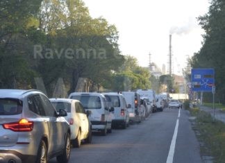 Green Pass sui luoghi di lavoro: lunga coda di veicoli al polo chimico per i controlli