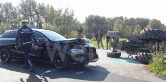 Trattore si ribalta dopo lo scontro con un’auto: conducente ricoverato al Bufalini