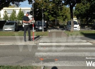 Quindicenne investita davanti alla scuola Bendandi
