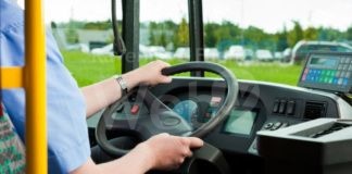 Ubriaco e senza biglietto, insulta i passeggeri del bus: 20enne denunciato