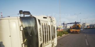 Mezzo pesante si ribalta sulla Classicana al porto: grave il camionista