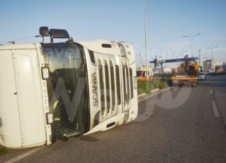Mezzo pesante si ribalta sulla Classicana al porto: grave il camionista
