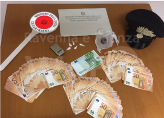 Si aggirava per Pinarella in bici nascondendo cocaina, hashish e 8 mila euro in contanti. Arrestato per spaccio