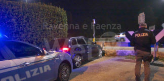 Inseguimento nella notte: non si fermano all’alt e poi abbandonano l’auto contro un muretto e fuggono a piedi