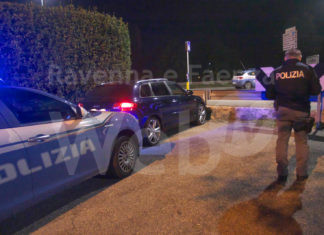 Inseguimento nella notte: non si fermano all’alt e poi abbandonano l’auto contro un muretto e fuggono a piedi