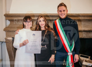 Premiata dal Sindaco e CNA Daniela Toni storica parrucchiera di Castelbolognese che festeggia 40 anni di attività