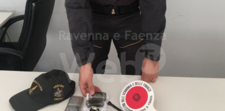 Spacciatore arrestato appena sceso dal treno grazie al fiuto del cane antidroga: aveva oltre 1 etto di hashish e un manganello