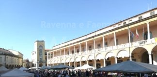 Domenica modernariato e collezionismo in piazza a Faenza