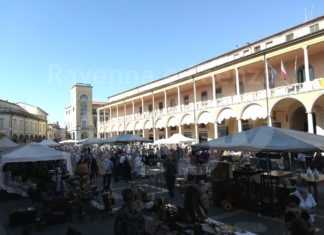 Domenica modernariato e collezionismo in piazza a Faenza