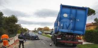 Scontro frontale fra un’auto e un camion all’altezza di un cantiere stradale
