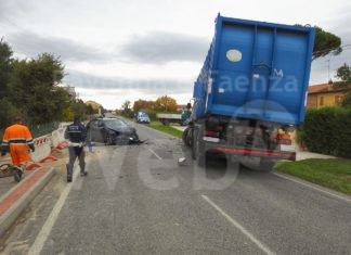 Scontro frontale fra un’auto e un camion all’altezza di un cantiere stradale
