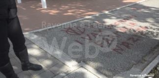 “I vaccini uccidono”: scritte No Vax davanti alla farmacia di Classe