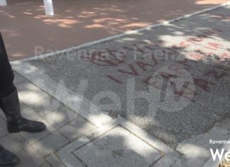 “I vaccini uccidono”: scritte No Vax davanti alla farmacia di Classe