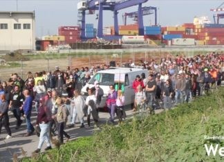 Proteste contro il Green Pass al porto: i manifestanti bloccano l’ingresso ai camion
