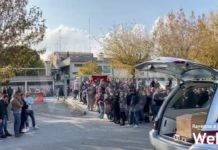 Dopo la messa a Porto Fuori, l’ultimo saluto ad Andrea Leoni davanti alla sede della Compagnia Portuale | VIDEO