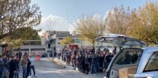 Dopo la messa a Porto Fuori, l’ultimo saluto ad Andrea Leoni davanti alla sede della Compagnia Portuale | VIDEO