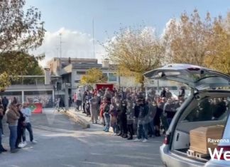 Dopo la messa a Porto Fuori, l’ultimo saluto ad Andrea Leoni davanti alla sede della Compagnia Portuale | VIDEO