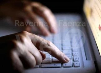 Finisce agli arresti domiciliari un insospettabile medico di Ravenna per detenzione e cessione di materiale pedopornografico