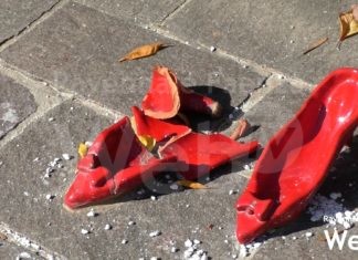 Nuovamente rotte le scarpette di fronte alla casa di Ilenia Fabbri: ora saranno collocate in un luogo più sicuro