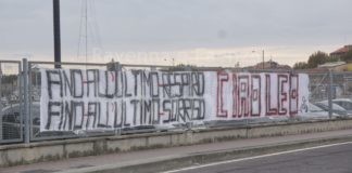 Striscione in darsena per ricordare Andrea Leoni