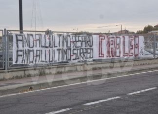 Striscione in darsena per ricordare Andrea Leoni