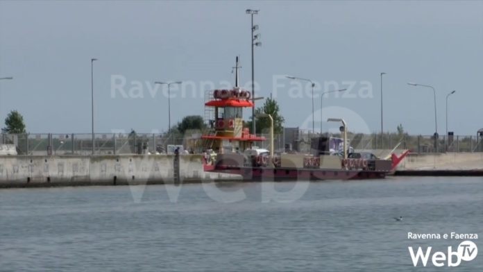 traghetto porto corsini