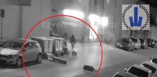 Gettano rifiuti in strada poi prendono a calci alcuni cestini: denunciate due ragazze