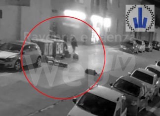 Gettano rifiuti in strada poi prendono a calci alcuni cestini: denunciate due ragazze