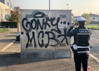 Imbrattatori seriali, sequestrate vernici e droghe a un gruppo di giovani: smantellato anche il laboratorio abusivo di un tatuatore