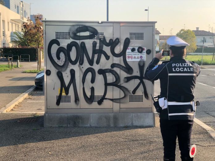 21-11-11 foto imbrattamento