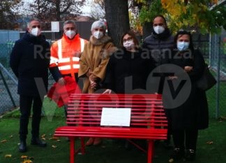 Una panchina rossa alla Tampieri, per riflettere e ricordare