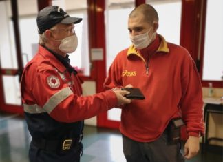 Un bel gesto civico: ritrovato portafoglio con centinaia di euro dentro, il proprietario riottiene i suoi soldi