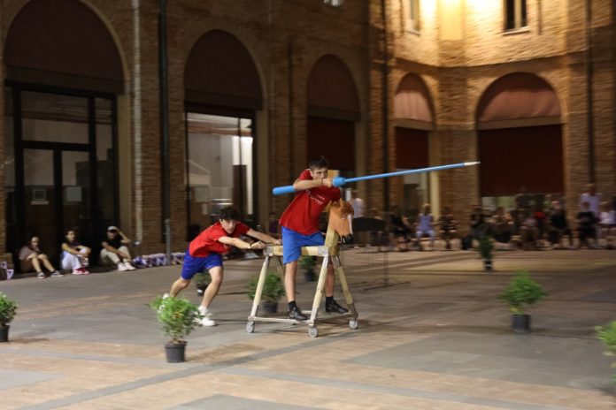 Palio sui cavalli di legno