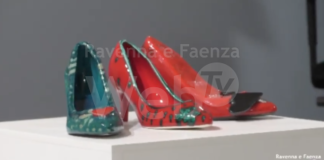 Scarpette rosse e blu contro la violenza sulle donne