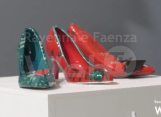 Scarpette rosse e blu contro la violenza sulle donne