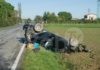 Auto finisce fuori strada e si ribalta: ferita una donna